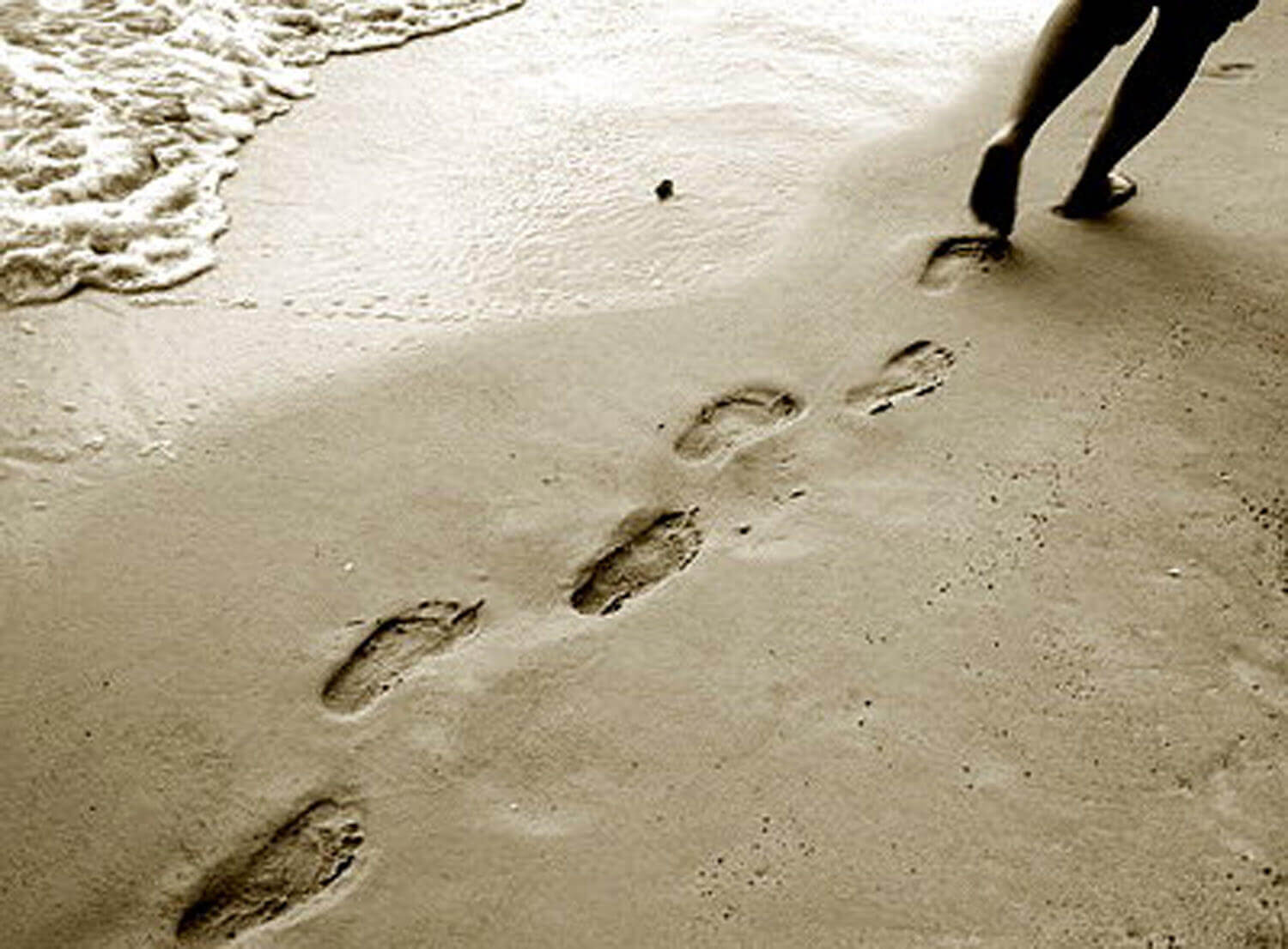 Следом за жизнью 3. Следы. Человек оставляет следы. Следы на песке. След в жизни.